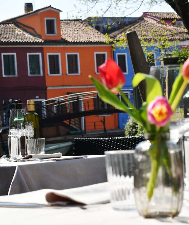 Dettaglio del nostro plateatico esterno, visto da uno dei nostri tavolini esterni. Sullo sfondo si vede la fondamente di Burano in cui ci troviamo.