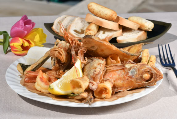 Piatto di frittura mista di giornata, servita con frutti di mare, trigliette e verdura pastellata